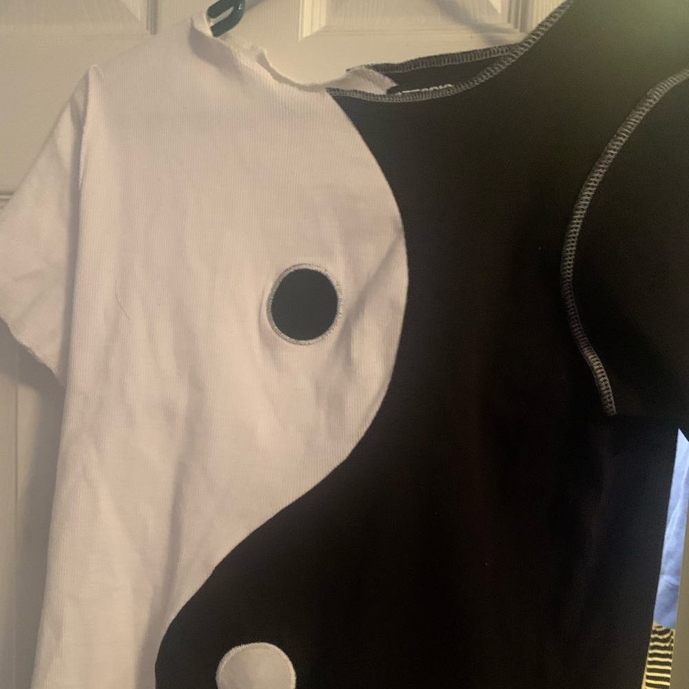 Crop top☯️ Hot Topic. Size XL
